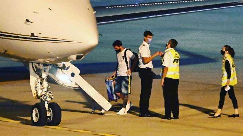 Messi terminó su prolongada visita a Funes y ya está en viaje a París